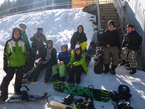 Mi der Stiftung Schneekristalle und der Skischule Michi Gerg beim Snowboarden Foto: Benjamin Hilbig